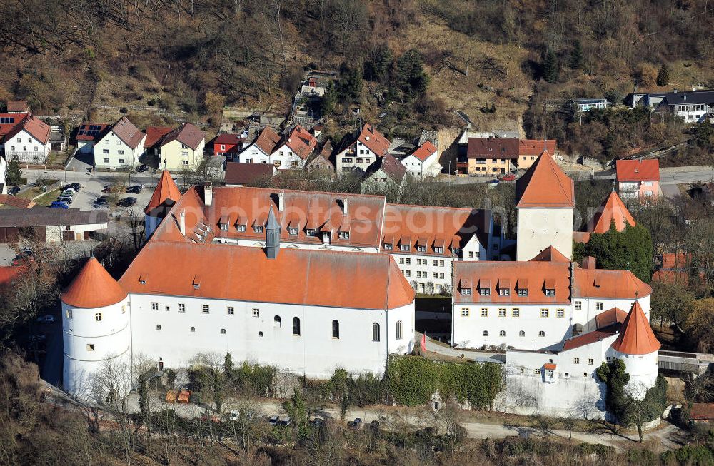 Aerial image Wörth an der Donau - Das Schloss Wörth an der Straubinger Straße in Wörth an der Donau. Das Schloss wurde im dreizehnten Jahrhundert erbaut und wird heute vom Seniorenstift pro seniore als Seniorenwohnheim genutzt. The castle Woerth at the Straubinger Strasse in Woerth on the Danube.