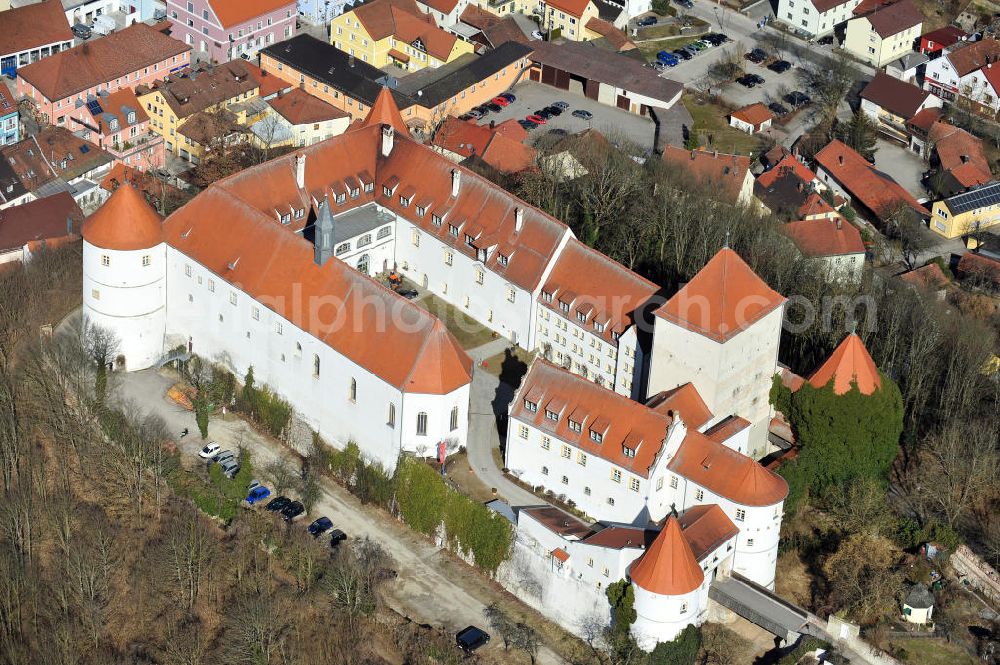 Aerial photograph Wörth an der Donau - Das Schloss Wörth an der Straubinger Straße in Wörth an der Donau. Das Schloss wurde im dreizehnten Jahrhundert erbaut und wird heute vom Seniorenstift pro seniore als Seniorenwohnheim genutzt. The castle Woerth at the Straubinger Strasse in Woerth on the Danube.