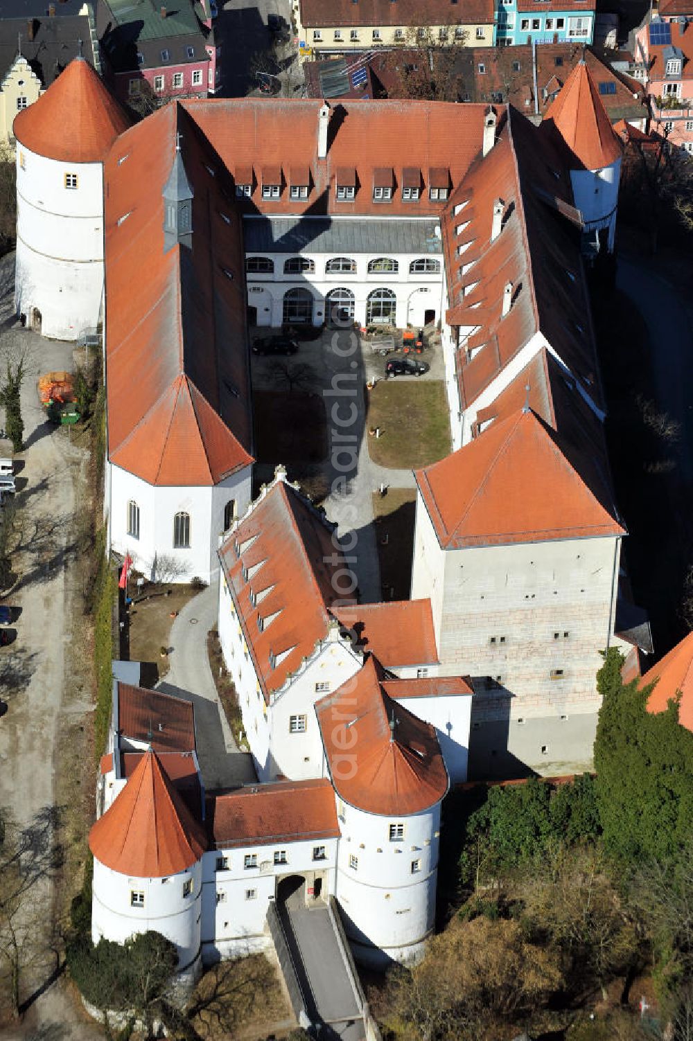 Wörth an der Donau from the bird's eye view: Das Schloss Wörth an der Straubinger Straße in Wörth an der Donau. Das Schloss wurde im dreizehnten Jahrhundert erbaut und wird heute vom Seniorenstift pro seniore als Seniorenwohnheim genutzt. The castle Woerth at the Straubinger Strasse in Woerth on the Danube.