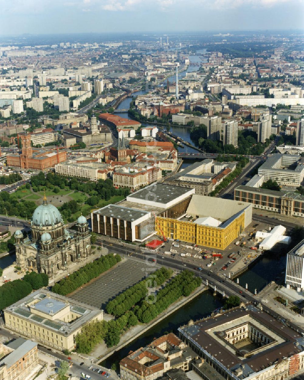 Berlin from the bird's eye view: Blick auf die so genannte Schlossattrappe am Schlossplatz in Berlin-Mitte. Eineinhalb Jahre standen die Planen, auf die das Berliner Schloss (Berliner Stadtschloss) im Maßstab 1: 1 gemalt war. Die Aktion sollte auf die Notwenidgkeit des Wiederaufbaus des Berliner Schlosses aufmerksam machen. Das Schloss war unter DDR-Führung 1950 gesprengt worden, an seiner Stelle wurde der Palast der Republik erbaut. Ab 2010 soll das Berliner Schloss jedoch wieder aufgebaut werden. Mit im Bild der Berliner Dom und die Spree.