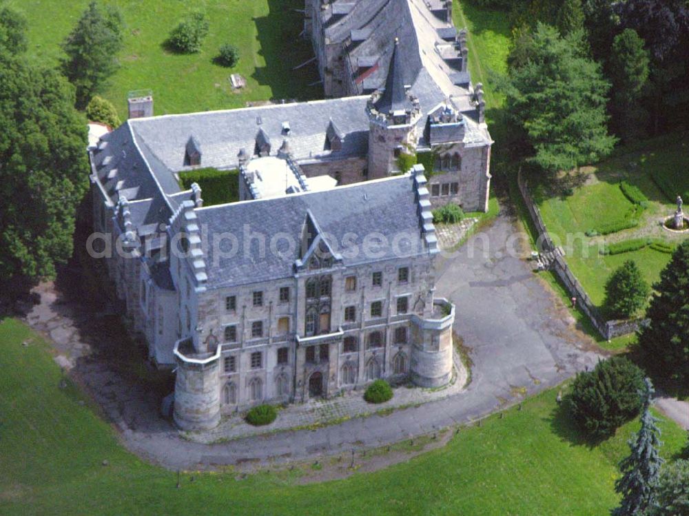 Friedrichroda / Thüringen from above - Schloßhotel Rheinhardtsbrunnen in Friedrichroda / Thüringen. Runde 450 Jahre, von 1085 bis in das erste Drittel des 16. Jahrhundert befand sich an der Stelle des heutigen Schlosses Reinhardsbrunn ein Kloster gleichen Namens. Es verdankt seine Entstehung dem Aufbruch im hohen Mittelalter, der ganz Europa erfaßte und besonders in Thüringen mit den Ludowingern verbunden ist. EMAIL: post@schloss-reinhardsbrunn.com