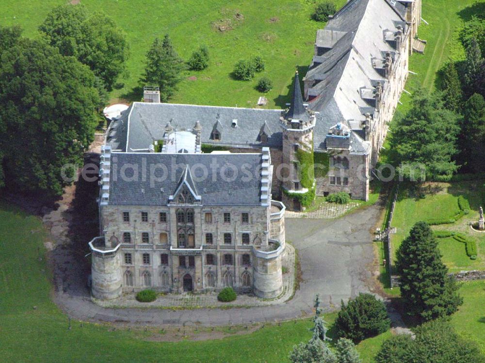 Friedrichroda / Thüringen from the bird's eye view: Schloßhotel Rheinhardtsbrunnen in Friedrichroda / Thüringen. Runde 450 Jahre, von 1085 bis in das erste Drittel des 16. Jahrhundert befand sich an der Stelle des heutigen Schlosses Reinhardsbrunn ein Kloster gleichen Namens. Es verdankt seine Entstehung dem Aufbruch im hohen Mittelalter, der ganz Europa erfaßte und besonders in Thüringen mit den Ludowingern verbunden ist. EMAIL: post@schloss-reinhardsbrunn.com