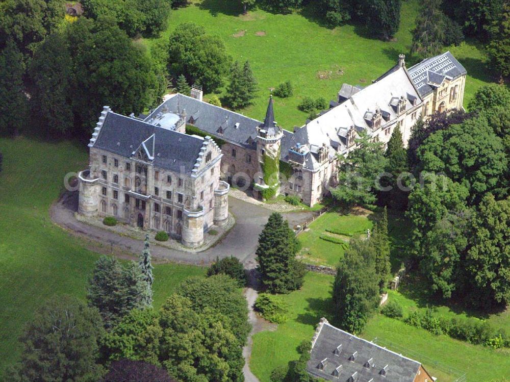 Aerial image Friedrichroda / Thüringen - Schloßhotel Rheinhardtsbrunnen in Friedrichroda / Thüringen. Runde 450 Jahre, von 1085 bis in das erste Drittel des 16. Jahrhundert befand sich an der Stelle des heutigen Schlosses Reinhardsbrunn ein Kloster gleichen Namens. Es verdankt seine Entstehung dem Aufbruch im hohen Mittelalter, der ganz Europa erfaßte und besonders in Thüringen mit den Ludowingern verbunden ist. EMAIL: post@schloss-reinhardsbrunn.com