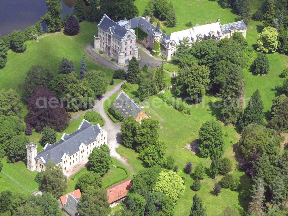 Aerial photograph Friedrichroda / Thüringen - Schloßhotel Rheinhardtsbrunnen in Friedrichroda / Thüringen. Runde 450 Jahre, von 1085 bis in das erste Drittel des 16. Jahrhundert befand sich an der Stelle des heutigen Schlosses Reinhardsbrunn ein Kloster gleichen Namens. Es verdankt seine Entstehung dem Aufbruch im hohen Mittelalter, der ganz Europa erfaßte und besonders in Thüringen mit den Ludowingern verbunden ist. EMAIL: post@schloss-reinhardsbrunn.com