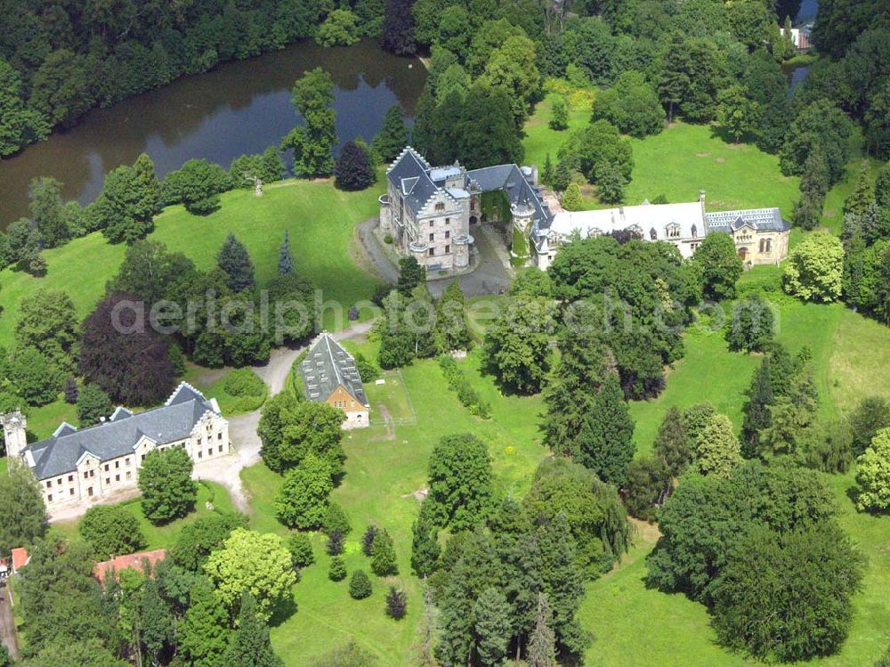 Friedrichroda / Thüringen from above - Schloßhotel Rheinhardtsbrunnen in Friedrichroda / Thüringen. Runde 450 Jahre, von 1085 bis in das erste Drittel des 16. Jahrhundert befand sich an der Stelle des heutigen Schlosses Reinhardsbrunn ein Kloster gleichen Namens. Es verdankt seine Entstehung dem Aufbruch im hohen Mittelalter, der ganz Europa erfaßte und besonders in Thüringen mit den Ludowingern verbunden ist. EMAIL: post@schloss-reinhardsbrunn.com