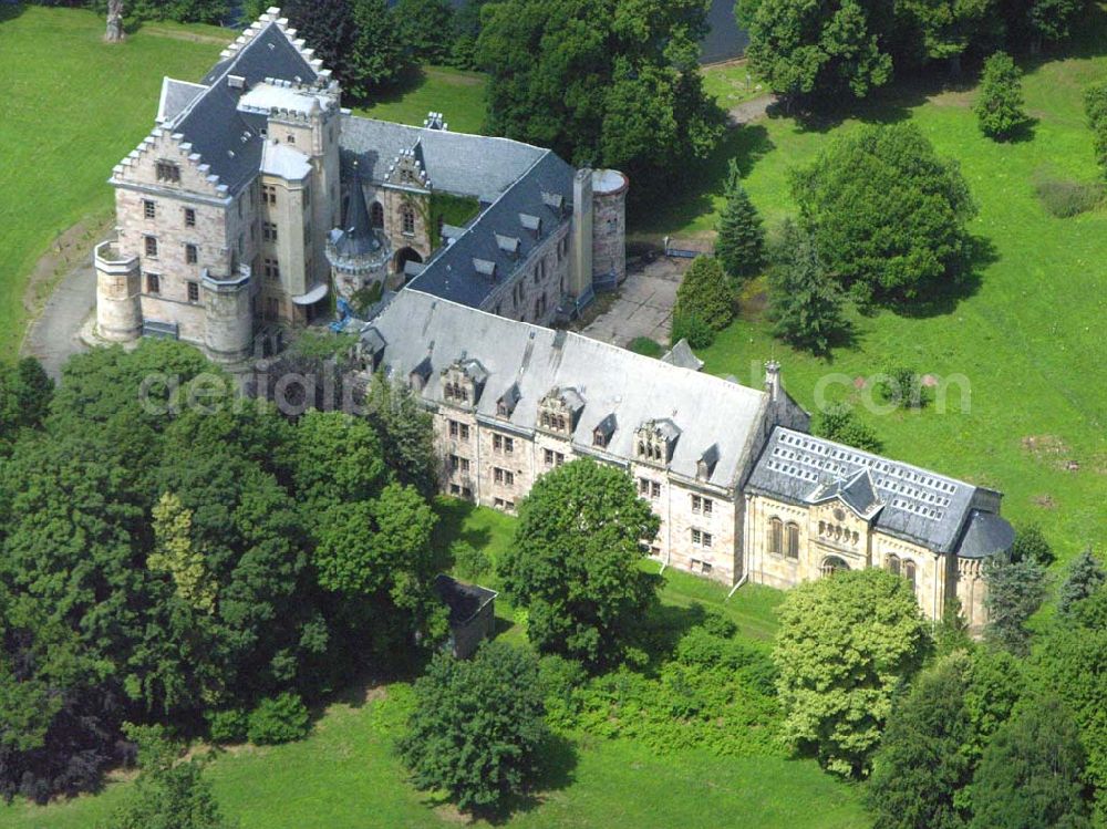 Friedrichroda / Thüringen from the bird's eye view: Schloßhotel Rheinhardtsbrunnen in Friedrichroda / Thüringen. Runde 450 Jahre, von 1085 bis in das erste Drittel des 16. Jahrhundert befand sich an der Stelle des heutigen Schlosses Reinhardsbrunn ein Kloster gleichen Namens. Es verdankt seine Entstehung dem Aufbruch im hohen Mittelalter, der ganz Europa erfaßte und besonders in Thüringen mit den Ludowingern verbunden ist. EMAIL: post@schloss-reinhardsbrunn.com