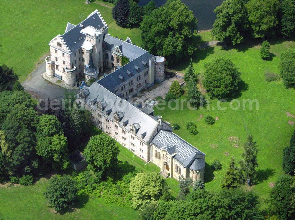 Aerial image Friedrichroda / Thüringen - Schloßhotel Rheinhardtsbrunnen in Friedrichroda / Thüringen. Runde 450 Jahre, von 1085 bis in das erste Drittel des 16. Jahrhundert befand sich an der Stelle des heutigen Schlosses Reinhardsbrunn ein Kloster gleichen Namens. Es verdankt seine Entstehung dem Aufbruch im hohen Mittelalter, der ganz Europa erfaßte und besonders in Thüringen mit den Ludowingern verbunden ist. EMAIL: post@schloss-reinhardsbrunn.com