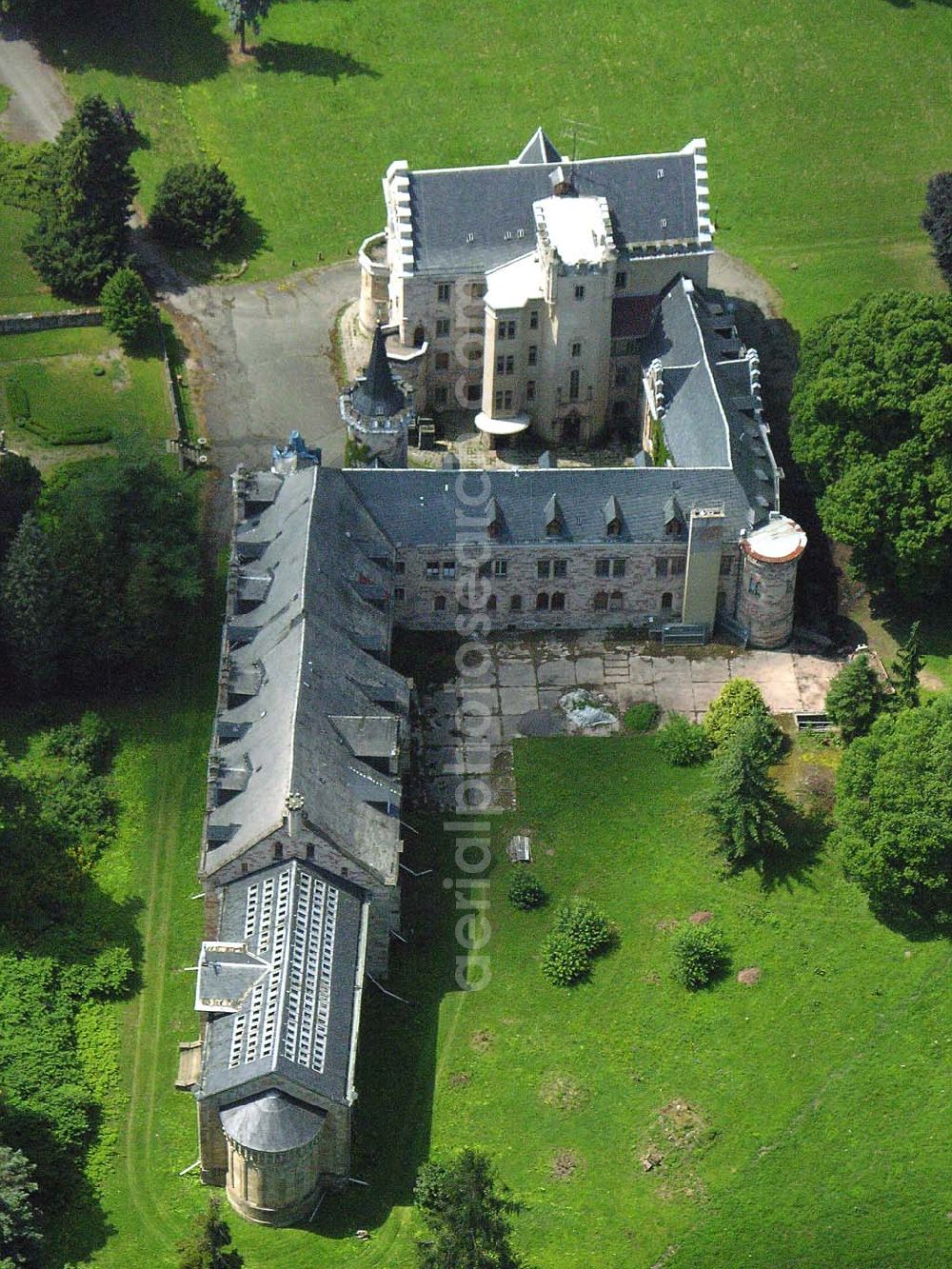 Aerial photograph Friedrichroda / Thüringen - Schloßhotel Rheinhardtsbrunnen in Friedrichroda / Thüringen. Runde 450 Jahre, von 1085 bis in das erste Drittel des 16. Jahrhundert befand sich an der Stelle des heutigen Schlosses Reinhardsbrunn ein Kloster gleichen Namens. Es verdankt seine Entstehung dem Aufbruch im hohen Mittelalter, der ganz Europa erfaßte und besonders in Thüringen mit den Ludowingern verbunden ist. EMAIL: post@schloss-reinhardsbrunn.com