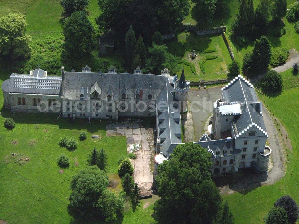 Friedrichroda / Thüringen from the bird's eye view: Schloßhotel Rheinhardtsbrunnen in Friedrichroda / Thüringen. Runde 450 Jahre, von 1085 bis in das erste Drittel des 16. Jahrhundert befand sich an der Stelle des heutigen Schlosses Reinhardsbrunn ein Kloster gleichen Namens. Es verdankt seine Entstehung dem Aufbruch im hohen Mittelalter, der ganz Europa erfaßte und besonders in Thüringen mit den Ludowingern verbunden ist. EMAIL: post@schloss-reinhardsbrunn.com