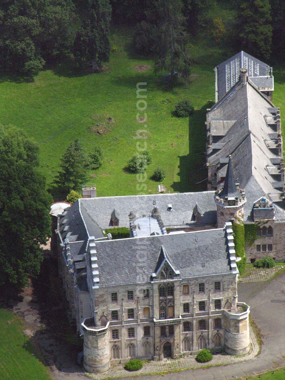 Aerial photograph Friedrichroda / Thüringen - Schloßhotel Rheinhardtsbrunnen in Friedrichroda / Thüringen. Runde 450 Jahre, von 1085 bis in das erste Drittel des 16. Jahrhundert befand sich an der Stelle des heutigen Schlosses Reinhardsbrunn ein Kloster gleichen Namens. Es verdankt seine Entstehung dem Aufbruch im hohen Mittelalter, der ganz Europa erfaßte und besonders in Thüringen mit den Ludowingern verbunden ist. EMAIL: post@schloss-reinhardsbrunn.com