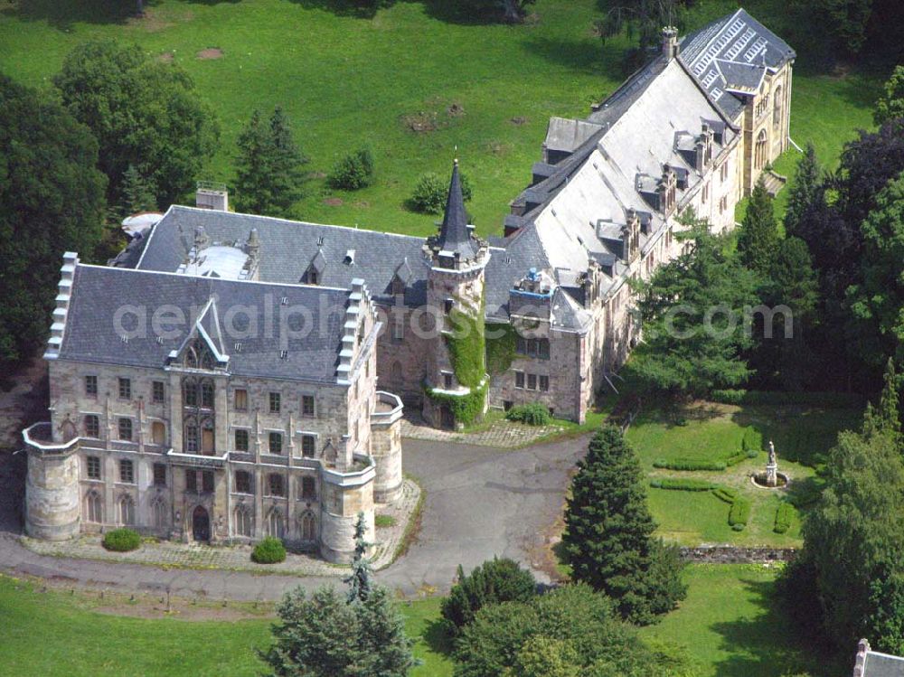 Friedrichroda / Thüringen from above - Schloßhotel Rheinhardtsbrunnen in Friedrichroda / Thüringen. Runde 450 Jahre, von 1085 bis in das erste Drittel des 16. Jahrhundert befand sich an der Stelle des heutigen Schlosses Reinhardsbrunn ein Kloster gleichen Namens. Es verdankt seine Entstehung dem Aufbruch im hohen Mittelalter, der ganz Europa erfaßte und besonders in Thüringen mit den Ludowingern verbunden ist. EMAIL: post@schloss-reinhardsbrunn.com