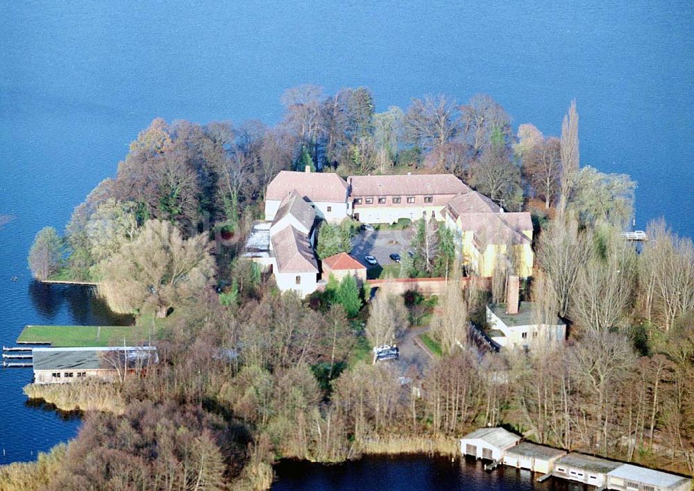 Aerial image Teupitz - Schloßhotel Teupitz am Teupitzer See Schlosshotel Teupitz Kirchstrasse 8 15755 Teupitz Tel.: 033766-600 Fax: 033766-604 55; E-Mail:info@schlosshotel-teupitz.de 06.11.2002