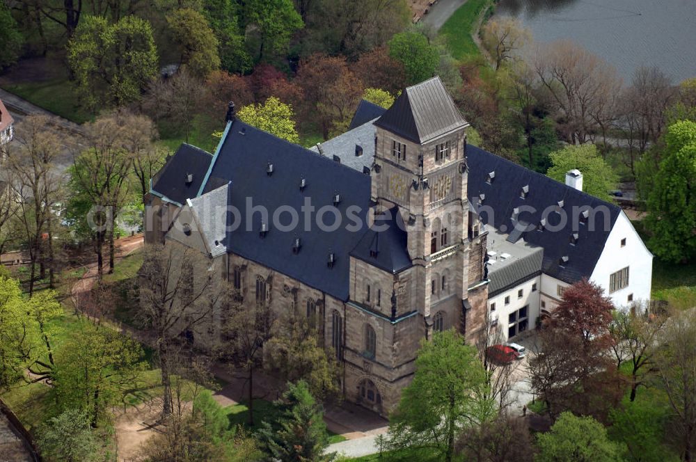 Chemnitz from the bird's eye view: Blick auf die Schlosskirche von Chemnitz in Sachsen. Die ursprüngliche Nutzung der Schloßkirche geht auf das Jahr 1136 zurück, in dem die Schlosskirche als Kloster vom König Lothar gestiftet wurde und von Benediktermönchen besetzt. Nach Aufgabe des Klosters um 1546 erfolgte der Umbau in ein kurfürstliches Schloss. Mit dem angrenzenden Schlossteich ist die Schlosskirche ein beliebtes Ausflugsziel für Touristen. Kontakt Pfarramt: Schloßplatz 7, 09113 Chemnitz, Tel. +49(0)371 36955 0, Fax +49(0)371 36955 12; Kontakt Touristinfo: Tourist - Information, Markt 1, 09111 Chemnitz, Tel. +49(0)371 69068 0, Fax +49(0)371 69068 30, Email: info@chemnitz-tourismus.de