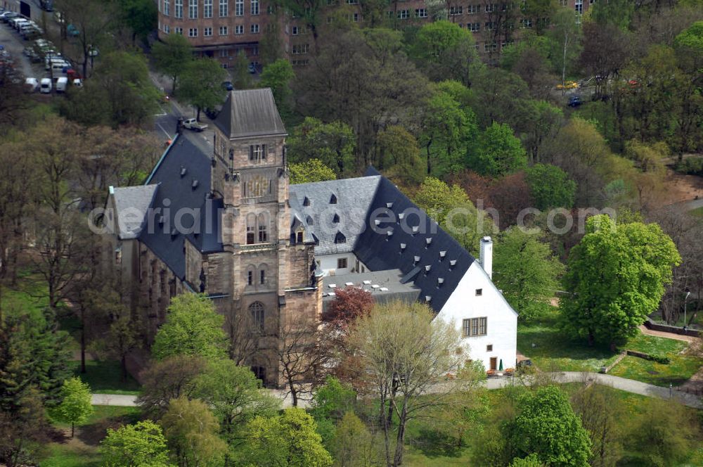 Aerial image Chemnitz - Blick auf die Schlosskirche von Chemnitz in Sachsen. Die ursprüngliche Nutzung der Schloßkirche geht auf das Jahr 1136 zurück, in dem die Schlosskirche als Kloster vom König Lothar gestiftet wurde und von Benediktermönchen besetzt. Nach Aufgabe des Klosters um 1546 erfolgte der Umbau in ein kurfürstliches Schloss. Mit dem angrenzenden Schlossteich ist die Schlosskirche ein beliebtes Ausflugsziel für Touristen. Kontakt Pfarramt: Schloßplatz 7, 09113 Chemnitz, Tel. +49(0)371 36955 0, Fax +49(0)371 36955 12; Kontakt Touristinfo: Tourist - Information, Markt 1, 09111 Chemnitz, Tel. +49(0)371 69068 0, Fax +49(0)371 69068 30, Email: info@chemnitz-tourismus.de