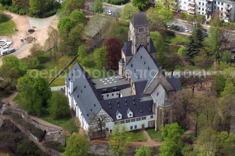 Aerial photograph Chemnitz - Blick auf die Schlosskirche von Chemnitz in Sachsen. Die ursprüngliche Nutzung der Schloßkirche geht auf das Jahr 1136 zurück, in dem die Schlosskirche als Kloster vom König Lothar gestiftet wurde und von Benediktermönchen besetzt. Nach Aufgabe des Klosters um 1546 erfolgte der Umbau in ein kurfürstliches Schloss. Mit dem angrenzenden Schlossteich ist die Schlosskirche ein beliebtes Ausflugsziel für Touristen. Kontakt Pfarramt: Schloßplatz 7, 09113 Chemnitz, Tel. +49(0)371 36955 0, Fax +49(0)371 36955 12; Kontakt Touristinfo: Tourist - Information, Markt 1, 09111 Chemnitz, Tel. +49(0)371 69068 0, Fax +49(0)371 69068 30, Email: info@chemnitz-tourismus.de