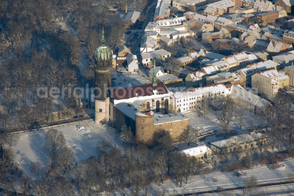 Wittenberg from above - Blick auf die Schlosskirche Wittenberg in Sachsen-Anhalt. Das Schloss mit seinem neugotischen Kirchturm am westlichen Ende der Stadt, zählt zum wichtigsten UNESCO-Weltkulturerbe. Heute befinden sich im Schloss eine Jugendherberge, das Riemer-Museum und die stadtgeschichtlichen Sammlungen. View at the castle church in Wittenberg Saxony-Anhalt. The castle with its neo-gothic Church steeple in the west of the town, is one of the importanst UNESCO World Cultural Heritage. Today there is a youth hostel, a Riemer museum and the town history assemblages.