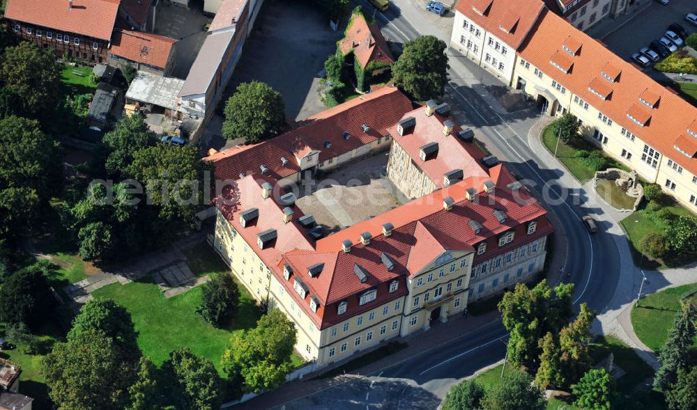 Aerial photograph Arnstadt - Das Schloßmuseum im Neuen Palais am Schlossplatz wurde um 1730 durch Fürst Günther I. von Schwarzburg-Sondershausen als Witwensitz für seine Gemahlin Fürstin Auguste Dorothea von Schwarzburg-Arnstadt gebaut. Der streng rationalistische Bau beherbergt die Sammlung Mon plaisir der Fürstin, eine weltweit wohl einzigartige Miniaturstadt mit über 400 Puppen, in der Szenen des höfischen Lebens nachgestellt sind. Castle museum in New Palace at castle square was built around 1730 by prince Günther I. von Schwarzburg-Sondershausen for his spouse princess Auguste Dorothea von Schwarzburg-Arnstadt. The museum hosts her collection Mon plaisir , a probably worldwide unique miniature town with over 400 dolls, recreating scences of courtly life.