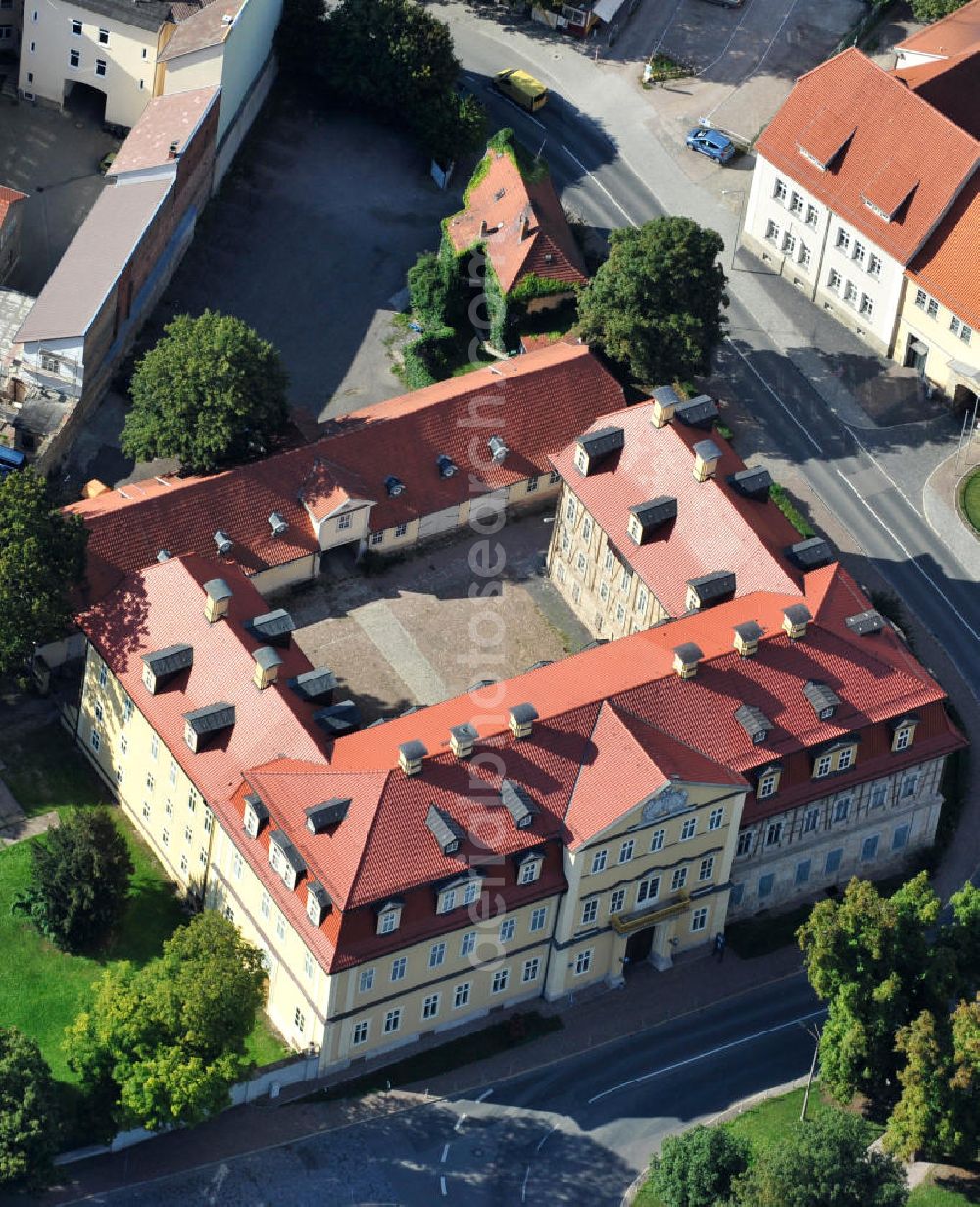 Arnstadt from above - Das Schloßmuseum im Neuen Palais am Schlossplatz wurde um 1730 durch Fürst Günther I. von Schwarzburg-Sondershausen als Witwensitz für seine Gemahlin Fürstin Auguste Dorothea von Schwarzburg-Arnstadt gebaut. Der streng rationalistische Bau beherbergt die Sammlung Mon plaisir der Fürstin, eine weltweit wohl einzigartige Miniaturstadt mit über 400 Puppen, in der Szenen des höfischen Lebens nachgestellt sind. Castle museum in New Palace at castle square was built around 1730 by prince Günther I. von Schwarzburg-Sondershausen for his spouse princess Auguste Dorothea von Schwarzburg-Arnstadt. The museum hosts her collection Mon plaisir , a probably worldwide unique miniature town with over 400 dolls, recreating scences of courtly life.