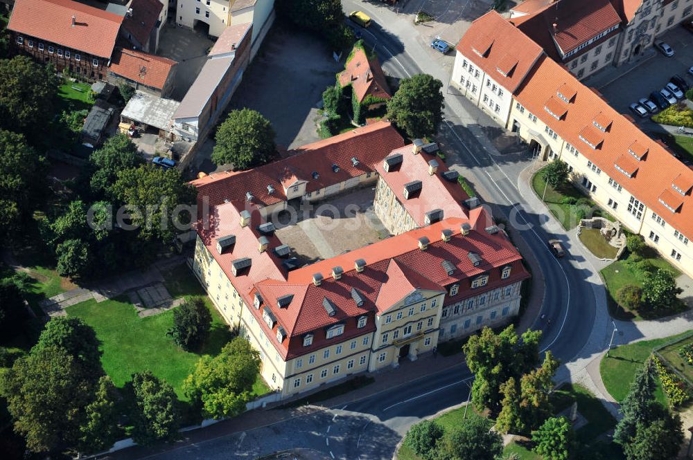 Arnstadt from the bird's eye view: Das Schloßmuseum im Neuen Palais am Schlossplatz wurde um 1730 durch Fürst Günther I. von Schwarzburg-Sondershausen als Witwensitz für seine Gemahlin Fürstin Auguste Dorothea von Schwarzburg-Arnstadt gebaut. Der streng rationalistische Bau beherbergt die Sammlung Mon plaisir der Fürstin, eine weltweit wohl einzigartige Miniaturstadt mit über 400 Puppen, in der Szenen des höfischen Lebens nachgestellt sind. Castle museum in New Palace at castle square was built around 1730 by prince Günther I. von Schwarzburg-Sondershausen for his spouse princess Auguste Dorothea von Schwarzburg-Arnstadt. The museum hosts her collection Mon plaisir , a probably worldwide unique miniature town with over 400 dolls, recreating scences of courtly life.