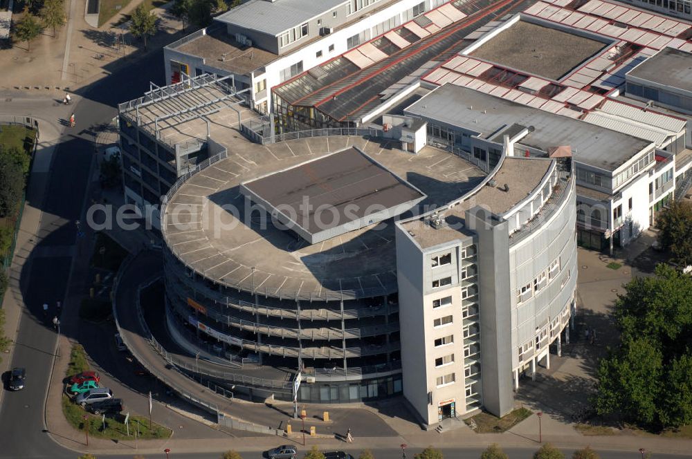 Senftenberg from above - Blick auf das Schloßpark-Center in Senftenberg. Senftenberg liegt im Süden Brandenburgs in der Niederlausitz und ist die Kreisstadt des Landkreises Oberspreewald-Lausitz. Im Zentrum von der Stadt befindet sich das Schloßpark-Center mit diversen Einkaufsmöglichkeiten. Kontakt: Werbegemeinschaft Schloßparkcenter GbR, Am Neumarkt 2-4, 01968 Senftenberg, Tel. +49 (0) 35 73 37 410