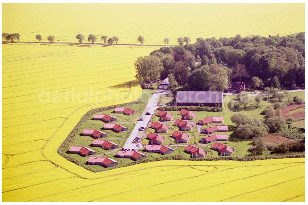 Aerial image Hohendorf / MV - 16.05.2004 Schloßpark Hohendorf c/o.: DanCenter Hamburg Spitalerstrasse 16 20095 Hamburg Tel. 040-309703-0 Fax 040-327591 E-mail: booking.hamburg@dancenter.com