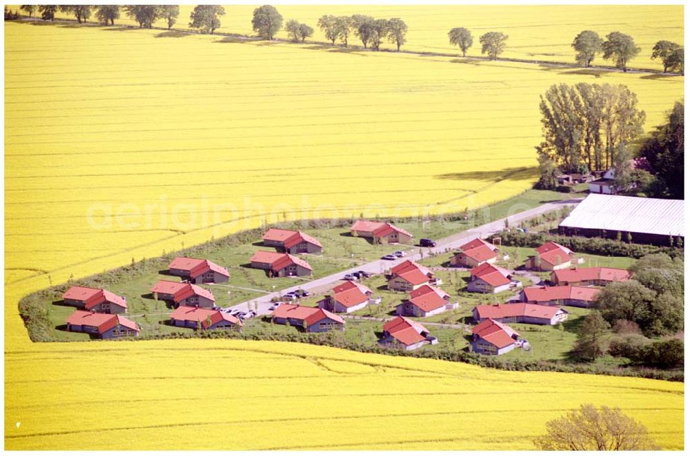 Aerial photograph Hohendorf / MV - 16.05.2004 Schloßpark Hohendorf c/o.: DanCenter Hamburg Spitalerstrasse 16 20095 Hamburg Tel. 040-309703-0 Fax 040-327591 E-mail: booking.hamburg@dancenter.com