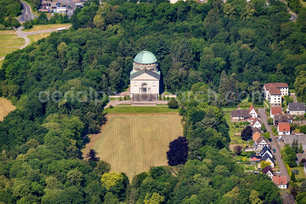 Bückeburg from the bird's eye view: Paths and green areas of the castle park with the mausoleum on Richard-Sahla-Strasse in Bueckeburg in the state of Lower Saxony, Germany