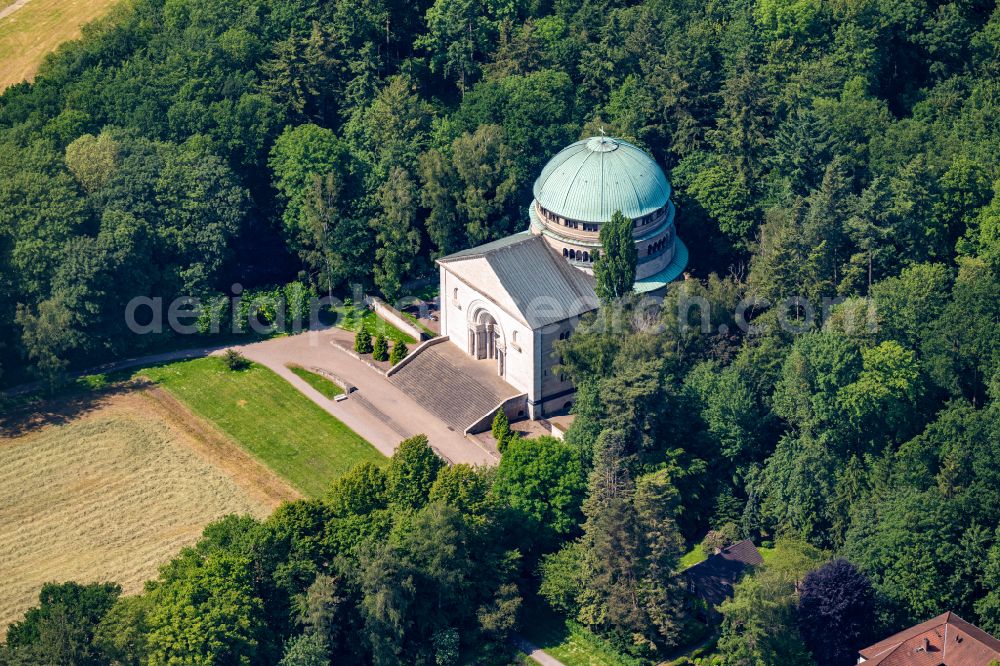 Aerial image Bückeburg - Paths and green areas of the castle park with the mausoleum on Richard-Sahla-Strasse in Bueckeburg in the state of Lower Saxony, Germany