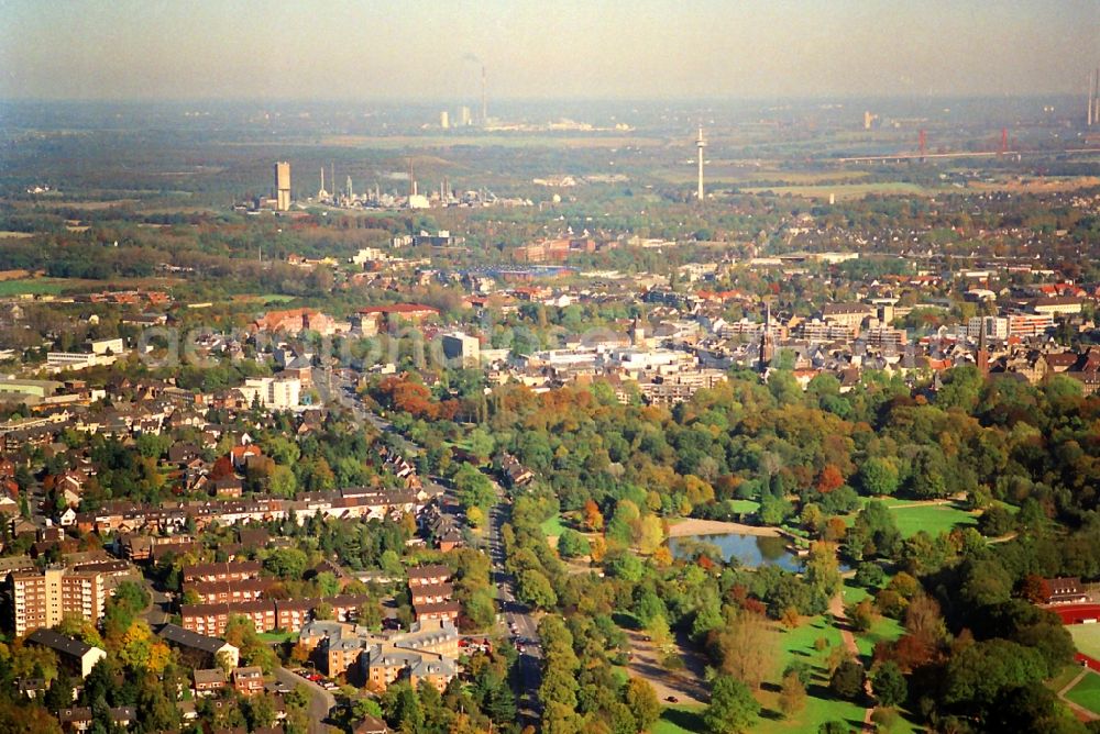 Aerial photograph Moers - The park is located at the southern edge of downtown Moers in North Rhine-Westphalia