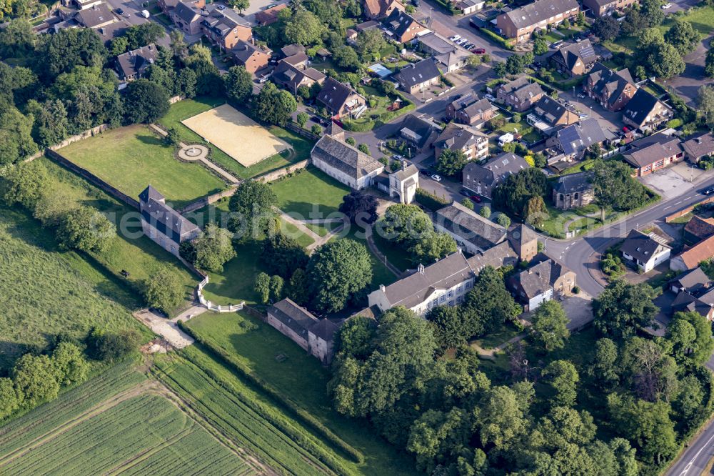 Aerial image Rheinberg - Paths and green areas of the park area of the castle park on street Schlossstrasse in the district Ossenberg in Rheinberg in the state North Rhine-Westphalia, Germany