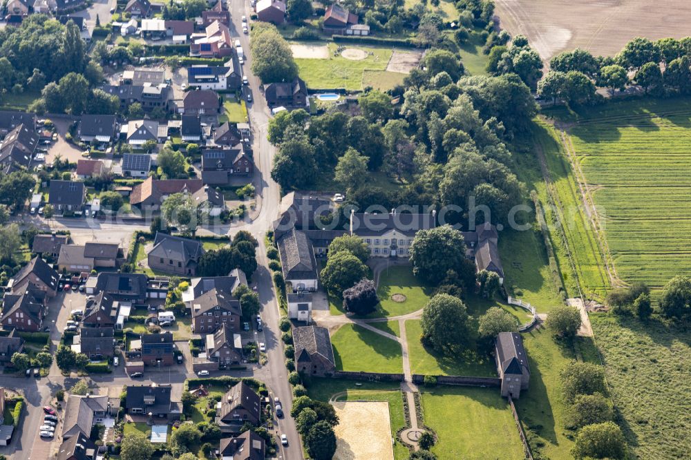 Aerial photograph Rheinberg - Paths and green areas of the park area of the castle park on street Schlossstrasse in the district Ossenberg in Rheinberg in the state North Rhine-Westphalia, Germany