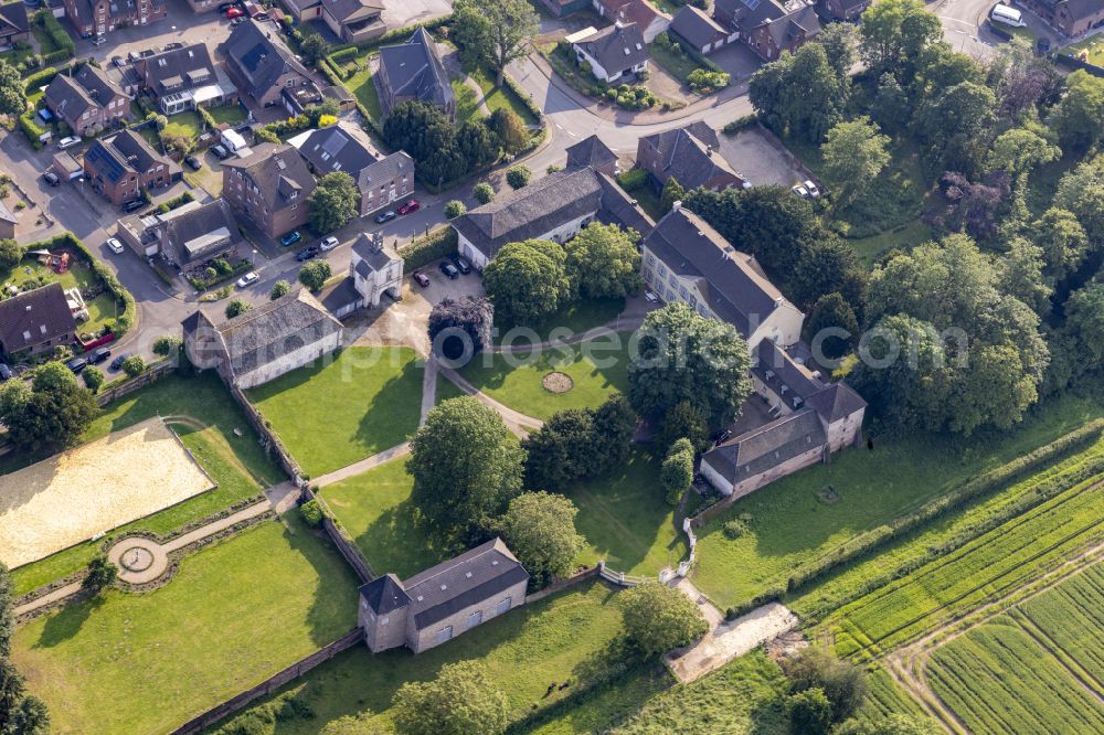 Rheinberg from above - Paths and green areas of the park area of the castle park on street Schlossstrasse in the district Ossenberg in Rheinberg in the state North Rhine-Westphalia, Germany