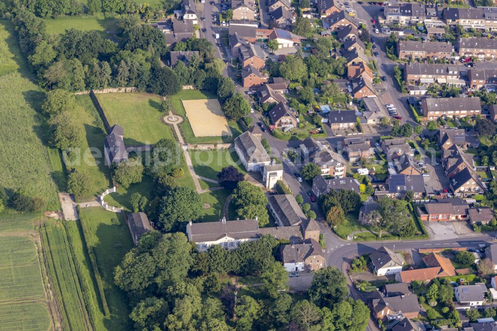 Rheinberg from the bird's eye view: Paths and green areas of the park area of the castle park on street Schlossstrasse in the district Ossenberg in Rheinberg in the state North Rhine-Westphalia, Germany