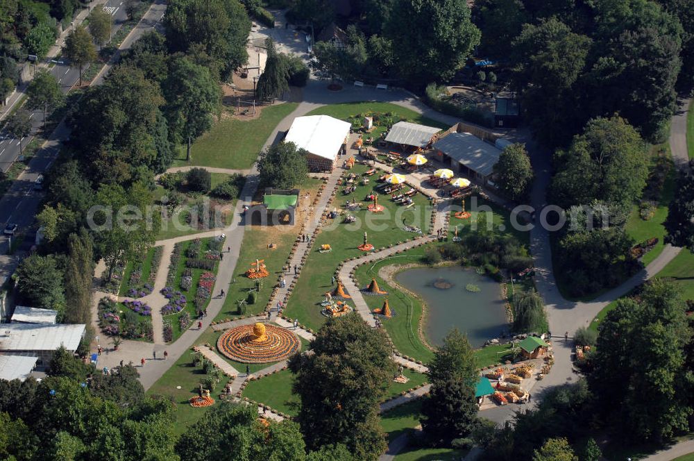 Ludwigsburg from above - Blick auf den Schlosspark des Residenzschlosses Ludwigsburg. Das Residenzschloss in Ludwigsburg wurde zwischen 1704 und 1733 unter der Herrschaft von Herzog Eberhard Ludwig von Württemberg im Barockstil errichtet. Es ist eine der größten barocken Schlossanlagen Deutschlands. Das Schloss ist auf drei Seiten umgeben von einer großen Parkanlage. Zur 250-Jahr-Feier des Schlosses 1954 wurden diese Gärten teils in historischer, teils dem Barock frei nachempfundener Form angelegt. Seitdem ist die Gartenanlage mit dem dazugehörigen Märchengarten unter dem Namen „Blühendes Barock“ bekannt und beliebt als Ausflugsziel. Ludwigsburg ist eine Stadt in Baden-Württemberg, etwa zwölf Kilometer nördlich der Stuttgarter Innenstadt. Kontakt: Schloss Ludwigsburg, Schlossstraße 30, 71634 Ludwigsburg, Tel. +49 (0) 71 41 18 20 04