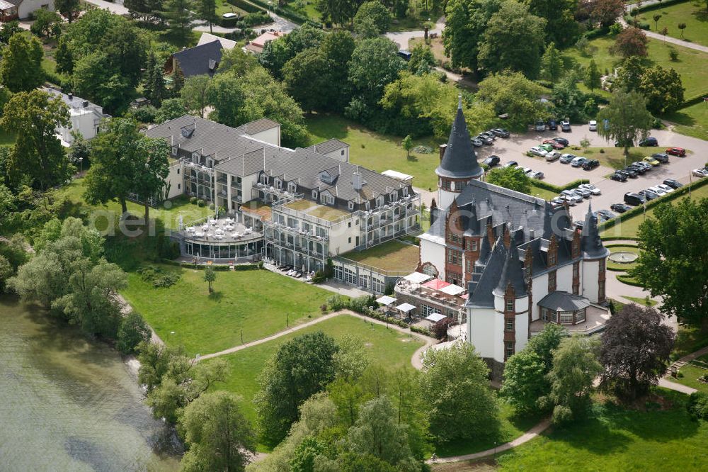 Klink / Müritz from above - Blick auf den Schloßpark und das Schloßhotel Klink im gleichnamigen Erholungsort am Ufer der Müritz in Mecklenburg-Vorpommern. Castle Park and the Castle Hotel in Klink same resort on the shores of Lake Müritz in Mecklenburg-Vorpommern.