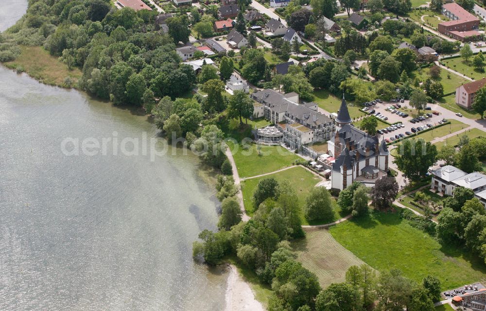 Klink / Müritz from the bird's eye view: Blick auf den Schloßpark und das Schloßhotel Klink im gleichnamigen Erholungsort am Ufer der Müritz in Mecklenburg-Vorpommern. Castle Park and the Castle Hotel in Klink same resort on the shores of Lake Müritz in Mecklenburg-Vorpommern.