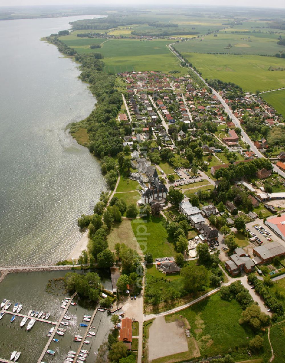 Aerial image Klink / Müritz - Blick auf den Schloßpark und das Schloßhotel Klink im gleichnamigen Erholungsort am Ufer der Müritz in Mecklenburg-Vorpommern. Castle Park and the Castle Hotel in Klink same resort on the shores of Lake Müritz in Mecklenburg-Vorpommern.