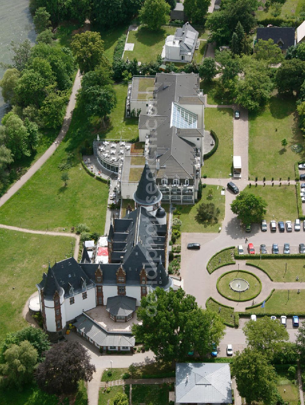 Aerial photograph Klink / Müritz - Blick auf den Schloßpark und das Schloßhotel Klink im gleichnamigen Erholungsort am Ufer der Müritz in Mecklenburg-Vorpommern. Castle Park and the Castle Hotel in Klink same resort on the shores of Lake Müritz in Mecklenburg-Vorpommern.