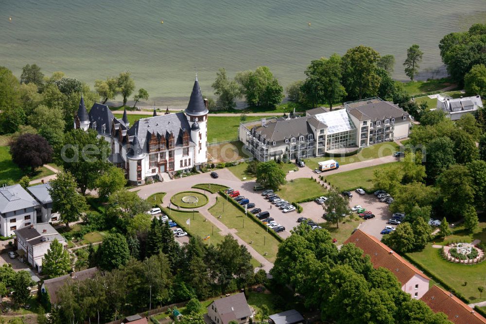 Klink / Müritz from above - Blick auf den Schloßpark und das Schloßhotel Klink im gleichnamigen Erholungsort am Ufer der Müritz in Mecklenburg-Vorpommern. Castle Park and the Castle Hotel in Klink same resort on the shores of Lake Müritz in Mecklenburg-Vorpommern.