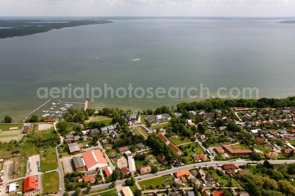 Klink / Müritz from the bird's eye view: Blick auf den Schloßpark und das Schloßhotel Klink im gleichnamigen Erholungsort am Ufer der Müritz in Mecklenburg-Vorpommern. Castle Park and the Castle Hotel in Klink same resort on the shores of Lake Müritz in Mecklenburg-Vorpommern.