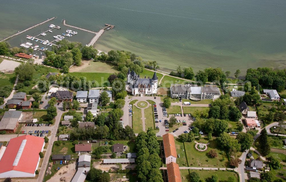 Aerial photograph Klink / Müritz - Blick auf den Schloßpark und das Schloßhotel Klink im gleichnamigen Erholungsort am Ufer der Müritz in Mecklenburg-Vorpommern. Castle Park and the Castle Hotel in Klink same resort on the shores of Lake Müritz in Mecklenburg-Vorpommern.