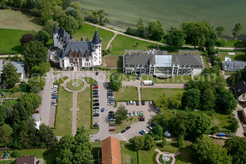 Klink / Müritz from above - Blick auf den Schloßpark und das Schloßhotel Klink im gleichnamigen Erholungsort am Ufer der Müritz in Mecklenburg-Vorpommern. Castle Park and the Castle Hotel in Klink same resort on the shores of Lake Müritz in Mecklenburg-Vorpommern.