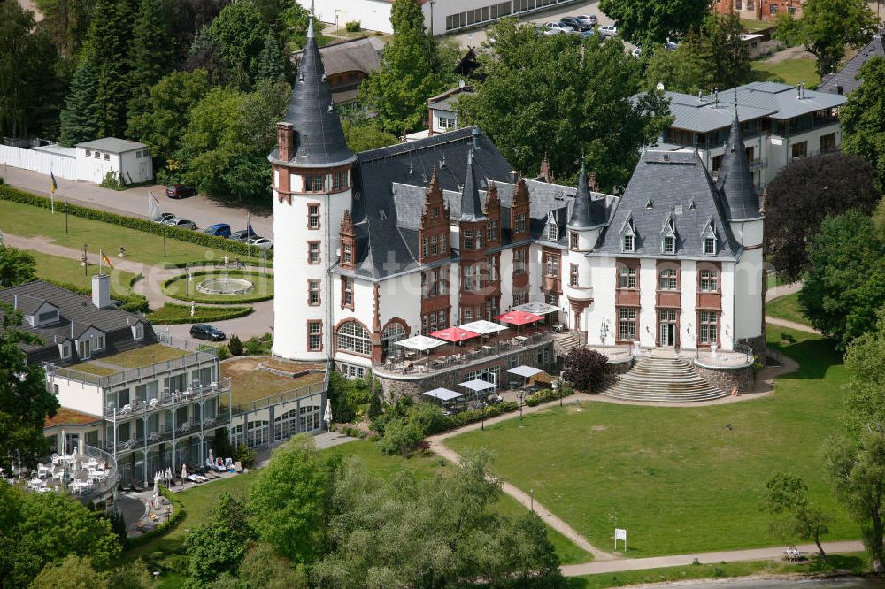 Klink / Müritz from the bird's eye view: Blick auf den Schloßpark und das Schloßhotel Klink im gleichnamigen Erholungsort am Ufer der Müritz in Mecklenburg-Vorpommern. Castle Park and the Castle Hotel in Klink same resort on the shores of Lake Müritz in Mecklenburg-Vorpommern.