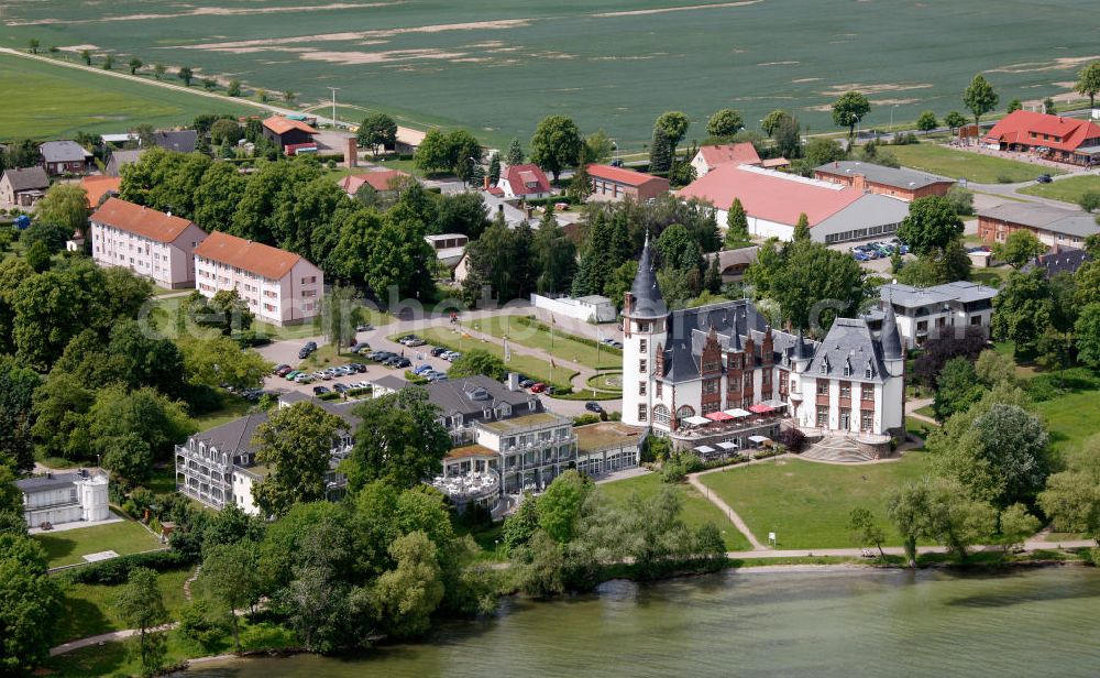 Aerial photograph Klink / Müritz - Blick auf den Schloßpark und das Schloßhotel Klink im gleichnamigen Erholungsort am Ufer der Müritz in Mecklenburg-Vorpommern. Castle Park and the Castle Hotel in Klink same resort on the shores of Lake Müritz in Mecklenburg-Vorpommern.