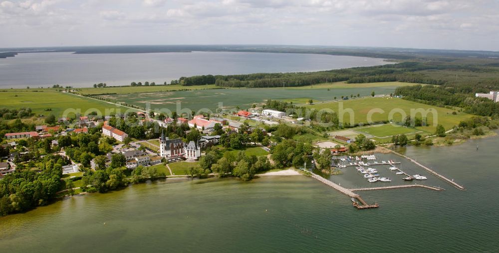 Klink / Müritz from above - Blick auf den Schloßpark und das Schloßhotel Klink im gleichnamigen Erholungsort am Ufer der Müritz in Mecklenburg-Vorpommern. Castle Park and the Castle Hotel in Klink same resort on the shores of Lake Müritz in Mecklenburg-Vorpommern.