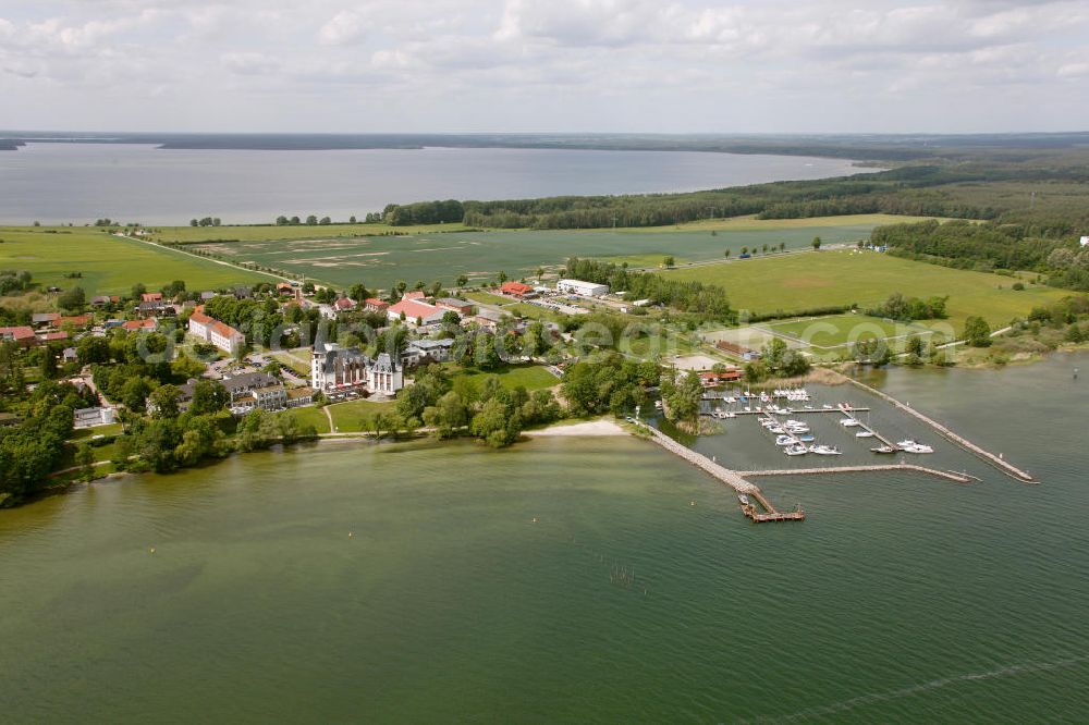 Klink / Müritz from the bird's eye view: Blick auf den Schloßpark und das Schloßhotel Klink im gleichnamigen Erholungsort am Ufer der Müritz in Mecklenburg-Vorpommern. Castle Park and the Castle Hotel in Klink same resort on the shores of Lake Müritz in Mecklenburg-Vorpommern.