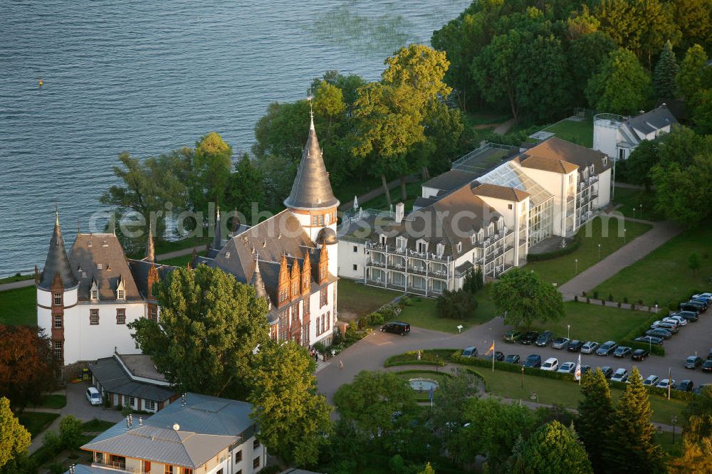 Klink / Müritz from the bird's eye view: Sonnenaufgang am Schloßpark und das Schloßhotel Klink im gleichnamigen Erholungsort am Ufer der Müritz in Mecklenburg-Vorpommern. Castle Park and the Castle Hotel in Klink same resort on the shores of Lake Müritz in Mecklenburg-Vorpommern.