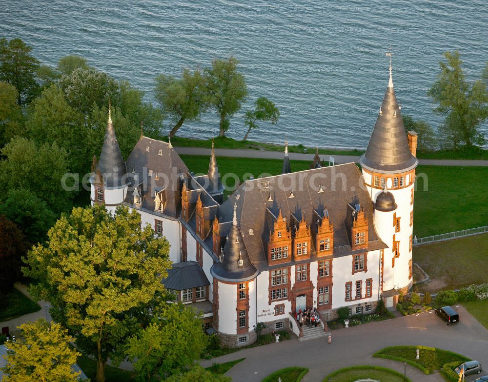 Aerial photograph Klink / Müritz - Sonnenaufgang am Schloßpark und das Schloßhotel Klink im gleichnamigen Erholungsort am Ufer der Müritz in Mecklenburg-Vorpommern. Castle Park and the Castle Hotel in Klink same resort on the shores of Lake Müritz in Mecklenburg-Vorpommern.