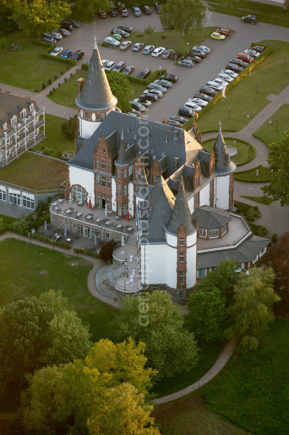 Klink / Müritz from above - Sonnenaufgang am Schloßpark und das Schloßhotel Klink im gleichnamigen Erholungsort am Ufer der Müritz in Mecklenburg-Vorpommern. Castle Park and the Castle Hotel in Klink same resort on the shores of Lake Müritz in Mecklenburg-Vorpommern.