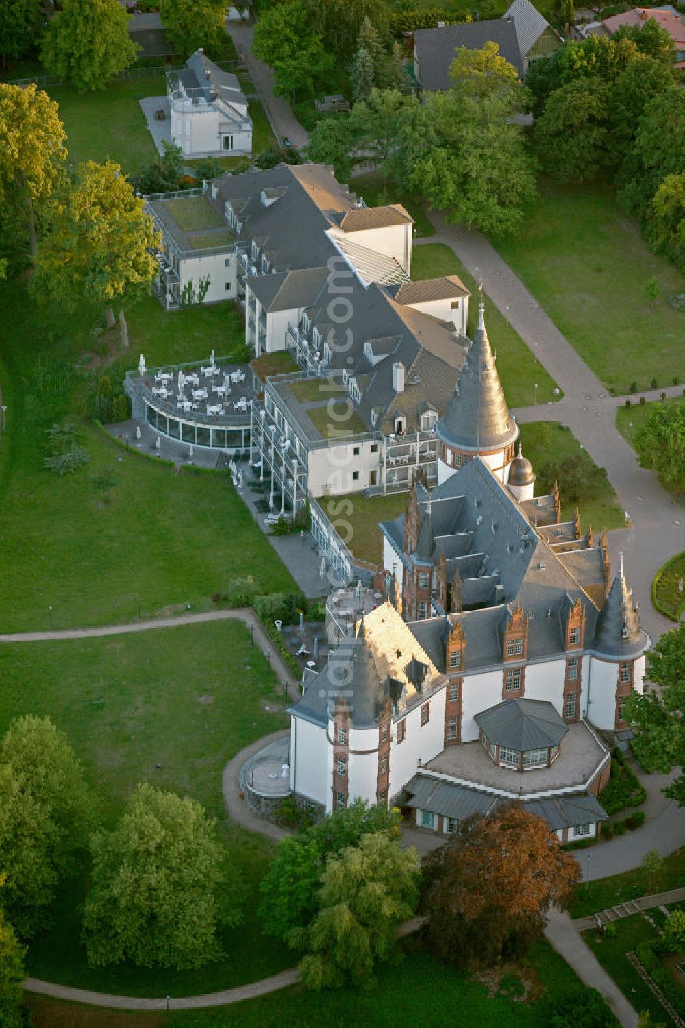 Klink / Müritz from the bird's eye view: Sonnenaufgang am Schloßpark und das Schloßhotel Klink im gleichnamigen Erholungsort am Ufer der Müritz in Mecklenburg-Vorpommern. Castle Park and the Castle Hotel in Klink same resort on the shores of Lake Müritz in Mecklenburg-Vorpommern.